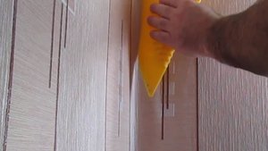 Как аккуратно подклеить обои, которые отошли