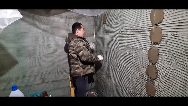 Штукатурим стены в ванной комнате.