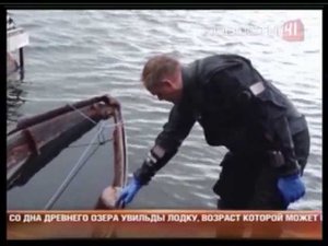 Дайверы подняли со дна старинную лодку