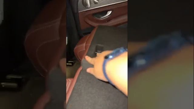 Гайд:как откинуть спинки задних сидений на Mercedes Benz E class.