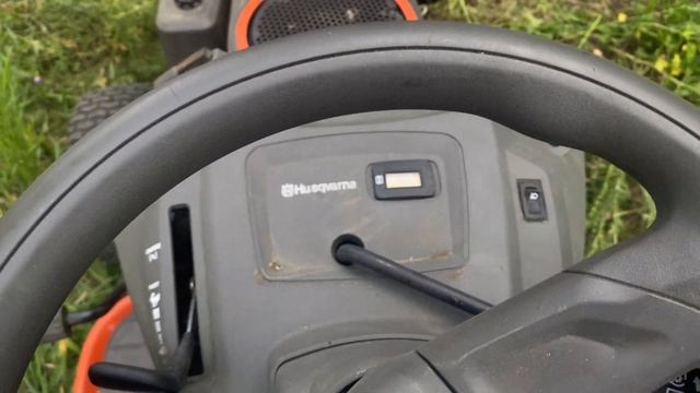 Садовый райдер Husqvarna для покоса высокой травы и газона краткий обзор.