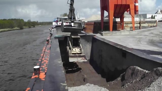 Fuchs MHL360E Unloading Boat 1/4