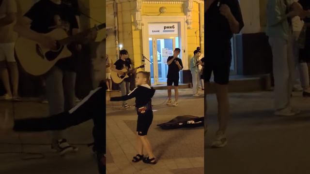 Вечерний уличный концерт. Concert in the Street. Парень красава, поет просто супер. смотреть онлайн