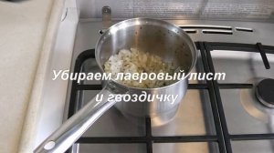 Жареный лосось со сливочно-луковым соусом.