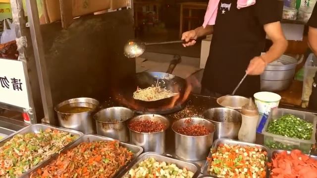 Самая вкусная уличная еда в мире/Китайский рынок еды/Китайская лапша на сковороде/