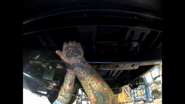 EASIEST HELPER BAG INSTALL EVER! Airlift 1000 helper springs! смотреть онлайн