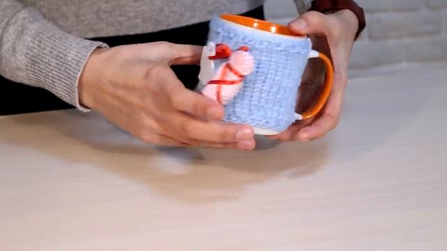 Свитер на чашку "Аист" - вязаный чехол на кружку ручной работы