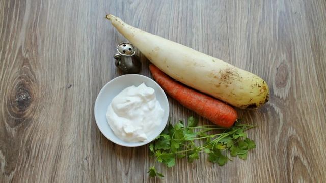 Салат из дайкона со сметаной
