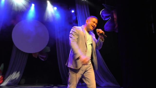 "С 8 Марта" - исп. Олег Намазов (сл. и муз. О. Намазова) смотреть онлайн