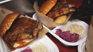 Бургер со свиными ребрышками барбекю