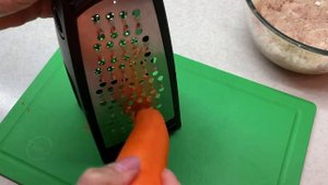 Эти котлетки покорили меня с первого раза. Рыбные котлеты на морковной подушке в духовке.