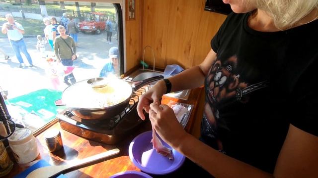 Жарим картошку в центре города смотреть онлайн