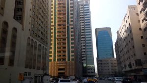 Вид на Шарджу Sharjah из окна автобуса. Эмираты в феврале