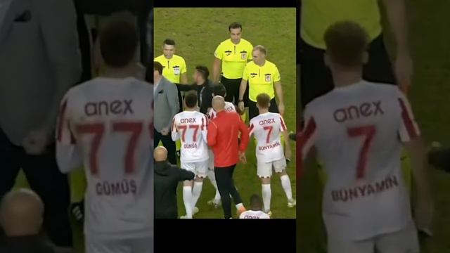 When Antalyaspor manager Nuri Şahin protects the referees... from his own players! 😱