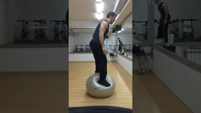 Приседания на фитболе
