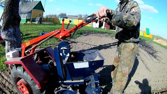 Картофелесажалка ВРМЗ в деле .Сажаем картошку мотоблоком