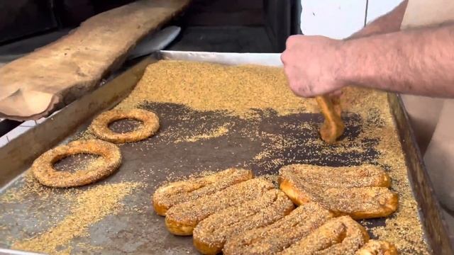 ПАРНИ ТУРКИ ГОТОВЯТ СИМИТ, ПОПУЛЯРНЫЙ БУБЛИК С КУНЖУТОМ SIMIT смотреть онлайн