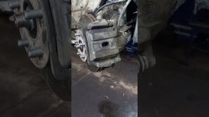 Тойота Приус 20 кузов.замена полуступицы.замена наружного шруса.замена колодок.