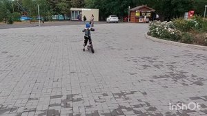 Электрический самокат. Подарок от папы на день  рождения. Весёлые игры  в парке