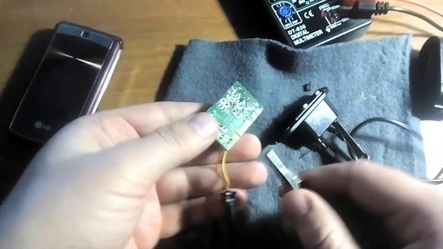 Ремонт блока питания LG KF300. Как разобрать корпус без повреждений. Практика. смотреть онлайн