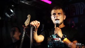 Земляне. Земля в иллюминаторе (Трава у дома)