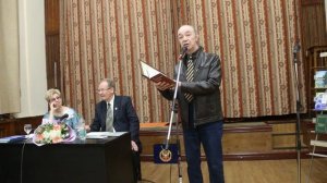 Евгений Скоблов поздравляет поэта Анатолия Ковалёва с 85-летием. ЦДЛ.  27 апреля 2024