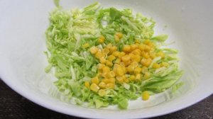 Салат из капусты с кукурузой и ветчиной
