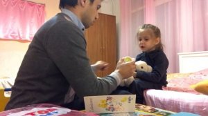 Папа играет с дочкой в доктора