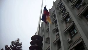 На флагшток у здания Одесской ОГА вывешивают российский флаг