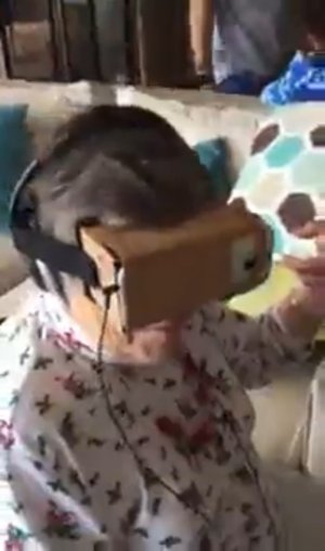 Бабушка надела очки виртуальной реальности