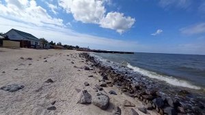 Отдых в Ейске на Азовском море . Центральный пляж Ейска в конце сезона 2023 года .