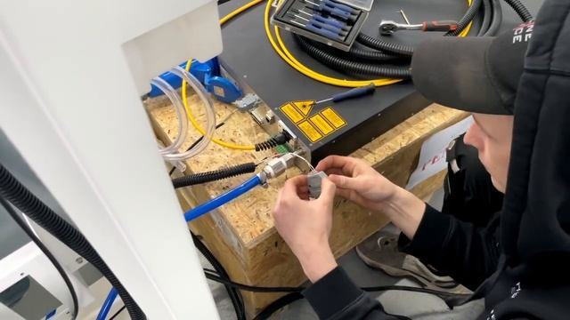 Замена излучателя IPG 2000W в  лазерном станке по металлу GWEIKE и первый взгляд на Lightning Pierc