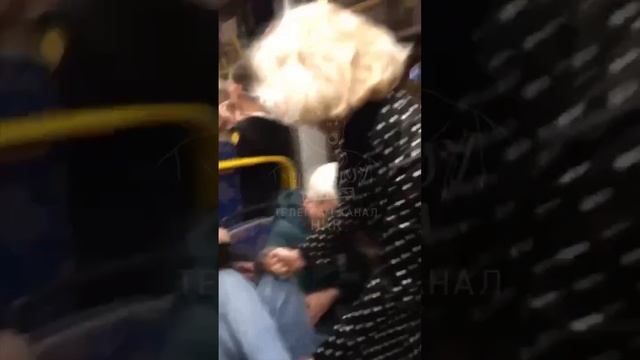 дочки матери, уступить место в автобусе старшим или нет? Кривой Рог #днепр #кривийріг #кривойрог