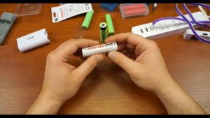 USB литионный аккумулятор заряжается шнуром от смартфона