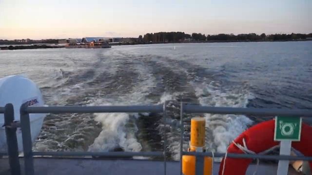 Скоростной катамаран «Форт Кроншлот» сообщением Кронштадт — Санкт-Петербург отправляется с причала смотреть онлайн