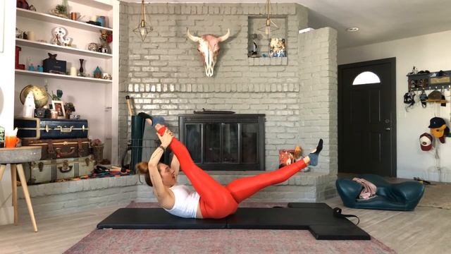 Single Straight Leg Stretch on the Mat | Online Pilates Classes