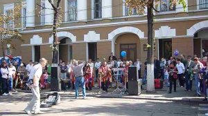 Мужчина воодушевленно танцует под музыку перуанских индейцев