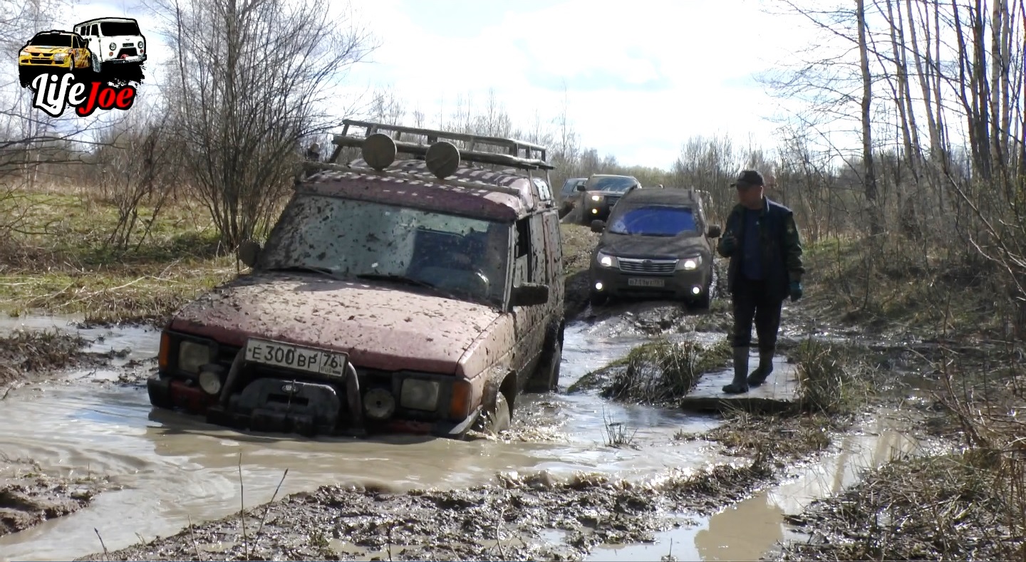 Ленд Ровер Дискавери тащит два Субару через ручей. УАЗ Патриот оба вязнут в болоте смотреть онлайн