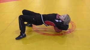 Упражнение с мячом для разминки спины.