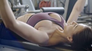 КРАСИВАЯ ДЕВУШКА в СПОРТЗАЛЕ!