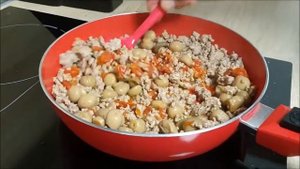 Фарш с помидорами, грибами и лапшой