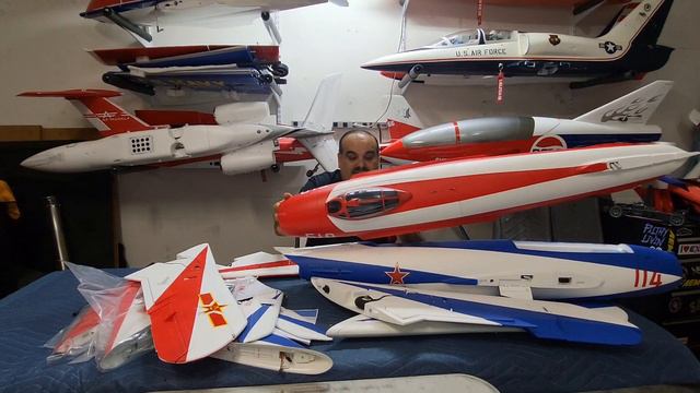 Banana Hobby 90mm EDF MiG-17 in Red with White and Blue with White. смотреть онлайн