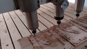 Работа ЧПУ фрезера с тремя шпинделями.