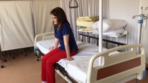 Транспортировка тяжело больного на кресле каталке