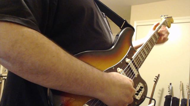 Danelectro, Squier Baritone & Bass VI comparison смотреть онлайн