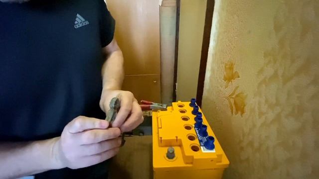 НЕ ЗАРЯЖАЙ СВОЙ АККУМУЛЯТОР ПОКА НЕ ПОСМОТРИШЬ ЭТО ВИДЕО!КАК ПРАВИЛЬНО ЗАРЯДИТЬ АККУМУЛЯТОР ДЛЯ АВТ смотреть онлайн