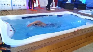 Процесс тренировки в плавательном спа бассейне Jacuzzi Dimension One Spas