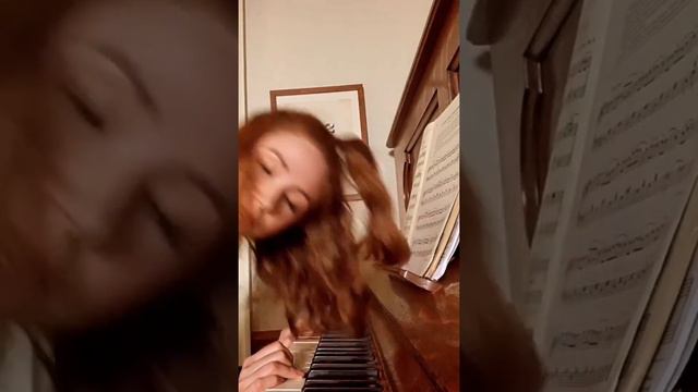 Karen Gillan plays Piano 🎹😄