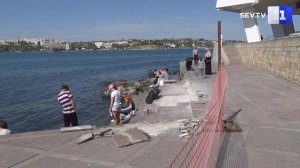 У памятника затопленным кораблям меняют гранитную плитку