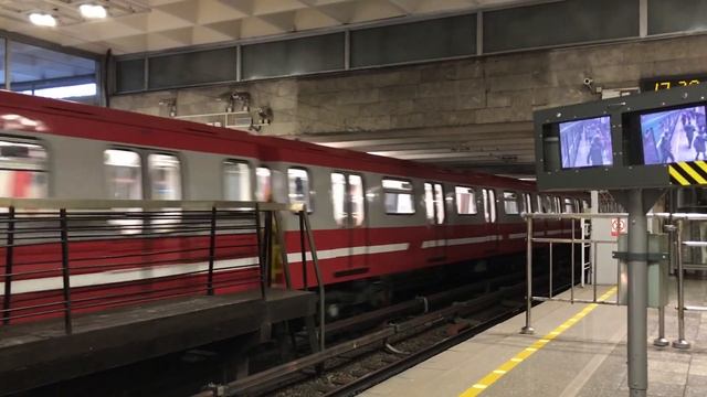 Движение метропоездов по станции метро ДЕВЯТКИНО + "Юбилейный" (81-722.1/723.1/724.1) смотреть онлайн